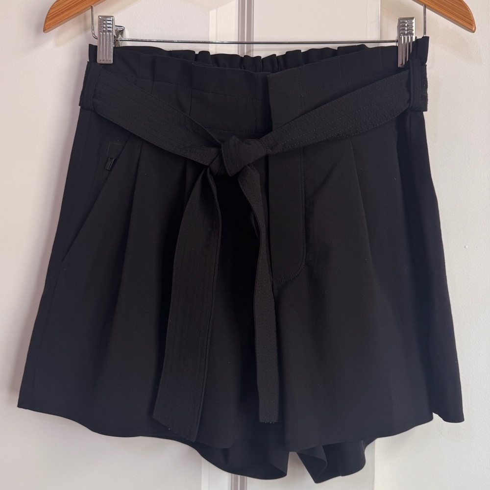 Athleta Black,Skyline Short II. Size 4.